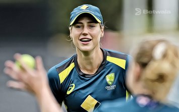 Ellyse Perry Extends Contract with Sydney Sixers