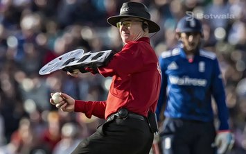 Umpire Bruce Oxenford Retires from International Cricket