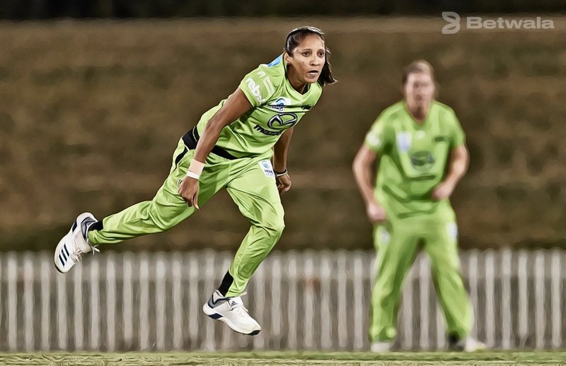 Shabnim Ismail Re-signs with Sydney Thunder